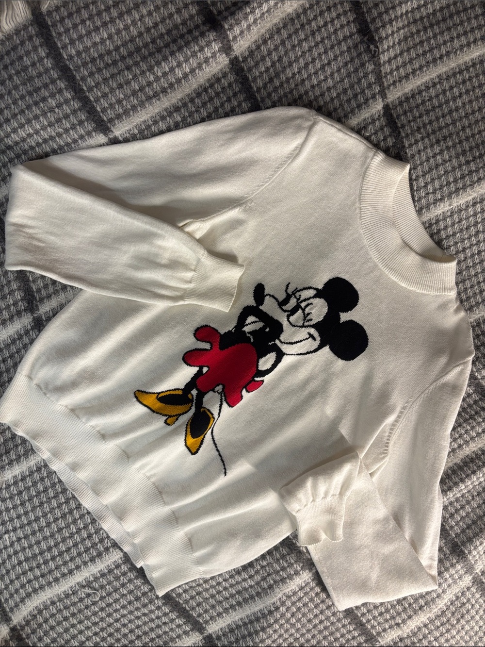 Forever 21 White Crewneck Sweater with Minnie Mouse Graphic. Red/Yellow